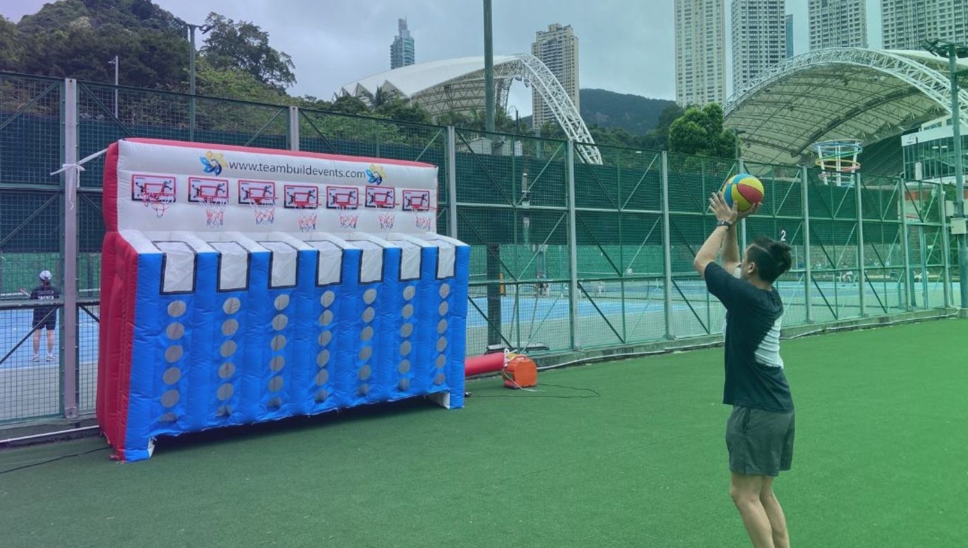 This inflatable game transforms events into dynamic spectacles as participants aim to connect four basketballs in a row or race to fill tubes.